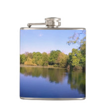 Árvores verdes na água