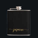 Cantil Assinatura de Nome Monograma de Menina Preto Simpl<br><div class="desc">Frasco Personalizado Minimalista Feminino Simples Preto e Dourado com Nome Monograma Assinatura Script. Estes desenhos apresentam seu primeiro nome em uma bonita tipografia de assinatura com estilo de letra manuscrita e cauda florida sobre fundo preto e dourado. São fáceis de personalizar. Ótimo presente feminino e elegante para festa de despedida...</div>