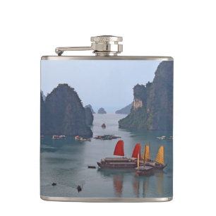 Cantil Barcos à vela em Ha Long Bay - Vietname, Ásia