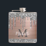 Cantil Brilho de Prata Pingando no Monograma de Metal Ros<br><div class="desc">Nome moderno com pingos de brilho prateado feminino e cantil monogramado. Este design apresenta pingos de brilho prateado (cinza) em um fundo de metal com acabamento em rosa pêssego e dourado-rosado com monograma inicial personalizado e modelo de texto com o primeiro nome. Ótimo presente feminino e delicado para namorada, mãe,...</div>