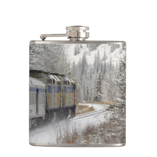 Cantil Canadá, Alberta. Trem de neve da VIA Rail entre