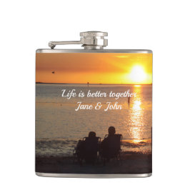 Cantil Casal Sente-Se Na Praia À Bebida Sunset