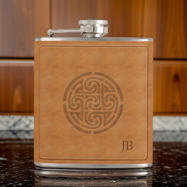 Cantil Céltico Nódulo Celta Couro Molhado Irlandês (Carved Celtic Knot Faux Leather Wrapped Irish Hip Flask On Marble Floor)