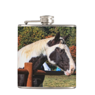 CANTIL CERCA DO CAVALO E DE TRILHO