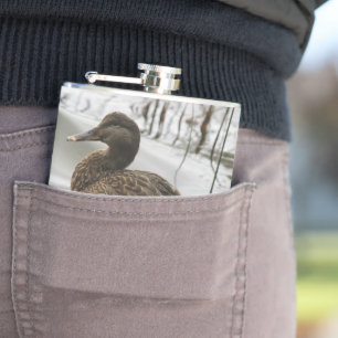 Cantil Cinza se abaixa no lago escuro