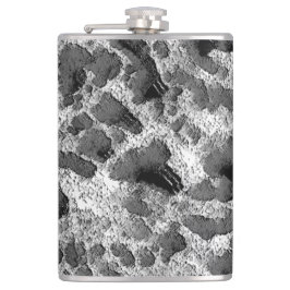 Cantil Coral com travesseiro redondo preto e branco a cor