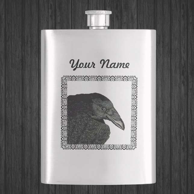Cantil Corvo Preto Assustador Face de Corvo (Head shoulders of Gothic black crow in ornate black frame on silver drinking flask.)