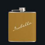 Cantil Dourado Mostarda Elegante Nome da Festa de Casamen<br><div class="desc">Celebre com estilo com este frasco de ouro amarelo mostarda com uma fonte de script elegante. Perfeito para festas de despedida de solteira, chás de noiva e presentes para damas de honra, este design elegante faz um souvenir memorável. Uma ótima escolha para brindes de festa de casamento, viagens de meninas...</div>