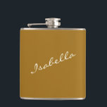 Cantil Dourado Mostarda Elegante Nome em Roteiro Festa de<br><div class="desc">Celebre com estilo com este frasco de ouro amarelo mostarda com uma fonte de roteiro elegante. Perfeito para despedidas de solteira, chás de noiva e presentes para damas de honra, este design elegante é um souvenir memorável. Uma ótima escolha para brindes de festa de casamento, viagens de meninas ou uma...</div>