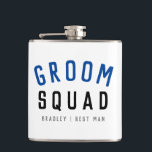 Cantil Esquadrão do Groom | Na moda Solteiro Padrinho de<br><div class="desc">Frasco de arte bonito, simples e na moda, "Groom Squad", com tipografia moderna e minimalista em preto e marinho azul, em estilo legal. O slogan, o nome e o papel podem ser facilmente personalizados com os nomes do seu esquadrão de noivos, por exemplo, noivo, melhor homem, padrinho de casamento, Pai...</div>