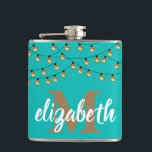 Cantil Estrada de Luzes Turquesa Personalizada<br><div class="desc">Frasco turquesa com uma corda de luzes de festa e o nome da sua dama de ponte sobre uma grande inicial de ouro. presente, festa de solteira ou presente de festa de aniversário da dama de nozes excelente. Mais cores feitas para você em nossa loja, assim como mais ideias de...</div>