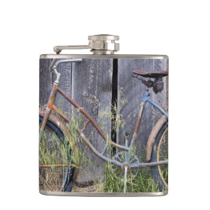Cantil EUA, Oregon, Bend. Uma bicicleta velha em ruínas