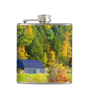 Cantil EUA, Vermont. Folhagem de outono ao longo da rodov