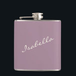 Cantil Festa de Casamento com Nome em Rotulo Rosc Elegant<br><div class="desc">Celebre com estilo este frasco roxo empoeirado com uma fonte de letra elegante. Perfeito para festas de despedida de solteira, chás de noiva e presentes para as damas de honra, este design sofisticado torna um presente memorável. Uma ótima escolha para brindes de festa de casamento, viagens de garotas ou uma...</div>