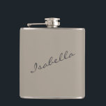 Cantil Festa de casamento de Nome Elegante do Script Cast<br><div class="desc">Comemore em estilo com este frasco esticado com uma letra elegante. Perfeito para festas de solteira, chás de panela e presentes de damas de honra, este design de na moda faz uma manutenção memorável. Uma escolha de excelente para favores de festa de casamento, viagens de meninas, ou uma noite divertida....</div>