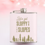 Cantil Festa de Despedida de Solteira Divertida de Esqui<br><div class="desc">Estas garrafas cor-de-rosa divertidas de despedida de solteira têm escrito “vamos ficar bêbadas nas encostas”. Perfeitas para o après ski ou festas de despedida de solteira de inverno. Encontre itens de festa correspondentes na minha loja.</div>