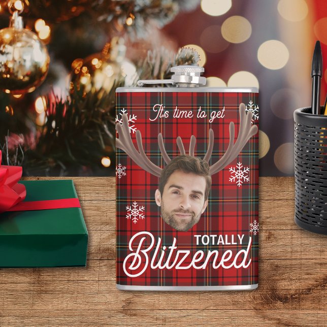 Cantil Frasco de Bebida com Humor de Natal Xadrez Vermelh (Red plaid Christmas flask with snowflakes and “It’s time to get Blitzened” holiday humor.)