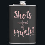 Cantil Frasco de Shots Em vez de Agachamentos<br><div class="desc">Frasco personalizado com citação em letra de forma "shots em vez de agachamentos" pode ser um ótimo presente engraçado para uma despedida de solteira</div>