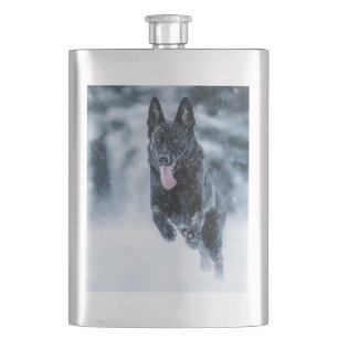 Cantil German shepherd preto no Cobrir da escova de neve