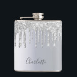 Cantil Glitter prateado gota a gliteira monograma<br><div class="desc">Um fundo com aparência de prata suja com gotas elegantes de cintilação prateada suja,  aparência de pingar de tinta. Personalize e adicione um nome,  escrito em cinzas escuras com um grande script de estilo escrito à mão moderno. Perfeito como presente de aniversário ou para um chá de panela.</div>