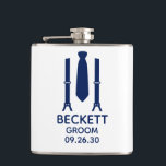 Cantil Gravata Azul do Noivo<br><div class="desc">Esta garrafa é perfeita para o noivo. Se toda a sua comitiva de casamento estiver usando ternos, este design com suspensórios e uma gravata azul seria perfeito. Casual, mas formal. Seriam ótimos para uma despedida de solteiro ou fim de semana. Compre um para todos na comitiva da noiva. O título...</div>