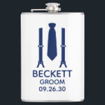 Cantil Gravata Azul do Noivo<br><div class="desc">Este frasco é perfeito para o noivo. Se toda a sua comitiva de casamento estiver usando ternos, este design com suspensórios e uma gravata azul seria perfeito para todos eles. Casual, mas formal. Seriam ótimos para uma despedida de solteiro ou fim de semana. O título pode ser alterado para melhor...</div>