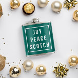 Cantil Joy Peace Scotch | Feriado Verde e Branco Engraçad<br><div class="desc">Joy,  paz e uísque... todas as melhores coisas sobre os feriados! Um frasco engraçado faz um presente de excelente para o amante do coquetel em sua vida. Design apresenta um fundo verde de caçador festivo com "Joy Peace Scotch" em blocos brancos tipografia dentro a white quadrado.</div>
