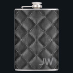 Cantil Monograma em relevo padrinho de casamento Couro Pr<br><div class="desc">Este frasco monograma combina o estilo do eterno com uma reviravolta moderna,  oferecendo um dom sofisticado e personalizado para o seu padrinho de casamento. O elegante exterior de couro falso lembra o couro genuíno,  ao mesmo tempo que é cruelmente livre,  amigo do ambiente e amigo do orçamento.</div>