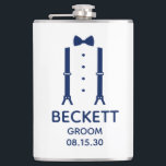 Cantil Noivo Gravata Borboleta Azul<br><div class="desc">Este frasco de 8 oz é ótimo para o noivo. Se toda a sua comitiva de casamento estiver usando ternos, este design com suspensórios e gravata borboleta azul seria perfeito. Casual, mas formal. Seria ótimo para um fim de semana de despedida de solteiro ou festa de solteiro. Um presente divertido...</div>