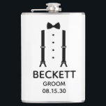 Cantil Noivo Gravata Borboleta Preta<br><div class="desc">Esta garrafa de 8 oz é ótima para o noivo. Se toda a sua comitiva de casamento estiver usando ternos, este design com suspensórios e gravata borboleta preta seria perfeito. Casual, mas formal. Seria ótimo para um fim de semana de despedida de solteiro ou festa de solteiro. Um presente divertido...</div>