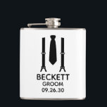 Cantil Noivo Smoking<br><div class="desc">Este frasco é perfeito para o noivo. Se toda a sua comitiva de casamento estiver usando ternos, este design com suspensórios e uma gravata preta seria perfeito. Casual, mas formal. Seriam ótimos para uma despedida de solteiro ou fim de semana. Compre um para todos no grupo da noiva. O título...</div>