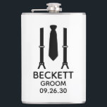 Cantil Noivo Smoking<br><div class="desc">Esta garrafa é perfeita para o noivo. Se toda a sua comitiva de casamento estiver usando ternos, este design com suspensórios e uma gravata preta seria perfeito para todos eles. Casual, mas formal. Seriam ótimos para uma despedida de solteiro ou fim de semana. O título pode ser alterado para padrinho,...</div>