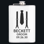 Cantil Noivo Traje a Rigor<br><div class="desc">Esta garrafa é perfeita para o noivo. Se toda a sua comitiva de casamento estiver usando ternos, este design com suspensórios e uma gravata preta seria perfeito para todos eles. Casual, mas formal. Seriam ótimos para uma despedida de solteiro ou fim de semana. O título pode ser alterado para padrinho,...</div>