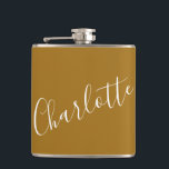 Cantil Nome Personalizado de Letra Minimalista em Dourado<br><div class="desc">Nome de Tipografia de Letra Minimalista em Frasco Dourado Ocre</div>