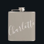 Cantil Nome Personalizado Minimalista em Marrom Taupe<br><div class="desc">Garrafa com Nome em Tipografia Minimalista em Marrom Taupe</div>