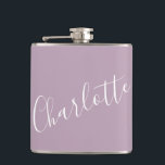 Cantil Nome Personalizado Minimalista em Pó Lilás<br><div class="desc">Beba com estilo com nosso Frasco com Nome em Tipografia de Letra Minimalista em Lilás Empoeirado! Este frasco elegante apresenta um design sofisticado com letras cursivas elegantes, perfeito para adicionar um toque pessoal ao seu recipiente de bebida. Seja como um presente para um amigo ou um mimo para você mesmo,...</div>