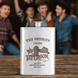 Cantil O Xerife Bachelor Russo da Groenlândia<br><div class="desc">Surpreenda o noivo na sua despedida de solteiro com este frasco de licor divertido. O design rústico apresenta uma letra de madeira vintage lendo The Sheriff and The Groom com uma bota de cowboy, chapéu e lasso junto com um crachá do xerife lendo "Party Posse". Há espaço para o seu...</div>