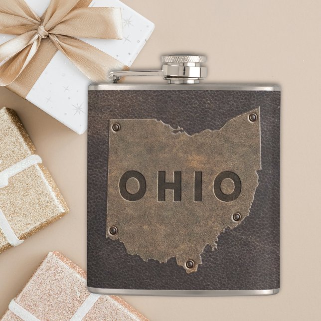 Cantil Ohio em Couro Sintético Monogramado (A masculine Ohio state map outline in faux leather makes this flask a perfect gift for groomsmen.)