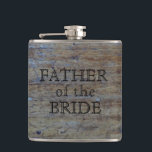 Cantil Pai da grão rústica da madeira do casamento da<br><div class="desc">O PAI customizável do olhar de madeira masculino da NOIVA afligiu o fundo de madeira da grão que é foto real da madeira velha, scarred. Presente de casamento masculino agradável para o pai da noiva e personalizado para membros de festa de casamento. Personalize-o contudo gostam com uma mensagem, um nome,...</div>