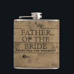 Cantil País de madeira rústico que Wedding o pai de | da<br><div class="desc">O pai engraçado customizável da garrafa do casamento da noiva com fundo da madeira rústica, velha do celeiro embarca. Lê o "pai da noiva" no estilo tradicional, letras principais do preto. Debaixo dele lê-me "sobreviveu ao casamento!" em todas as capitais pretas. Presente engraçado, rústico da festa de casamento para o...</div>