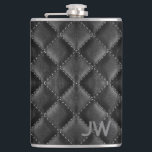 Cantil Pajem Debossado Monograma Couro Preto<br><div class="desc">Este frasco de monograma combina estilo atemporal com um toque moderno,  oferecendo um presente sofisticado e personalizado para o seu pajem. O exterior de couro sintético elegante é reminiscente de couro genuíno,  sendo também livre de crueldade,  ecológico e econômico.</div>