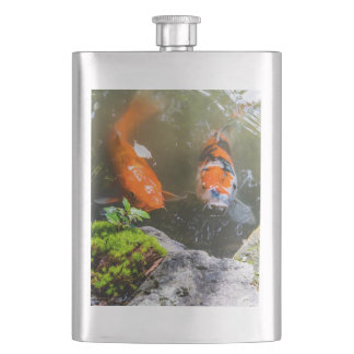 Cantil Peixe Koi numa lagoa