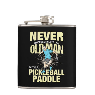 Cantil Pickleball - Velho Com Uma Raquete de Pickleball