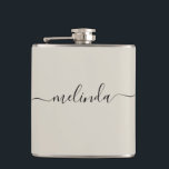 Cantil Presente Personalizado para Damas de Honra Casamen<br><div class="desc">Uma garrafa de casamento personalizada bege perfeita para presentes de damas de honra, presentes de proposta de damas de honra, presentes de festa de despedida de solteira e decoração de chá de noiva. Personalize o copo com seu nome e título e crie um presente único para a festa de casamento....</div>