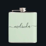 Cantil Presente Personalizado para Damas de Honra Casamen<br><div class="desc">Uma garrafa de casamento personalizada verde pastel perfeita para presentes para damas de honra, presentes de proposta para damas de honra, presentes para festa de despedida de solteira e decoração de chá de noiva. Personalize o copo com seu nome e título e crie um presente único para a festa de...</div>