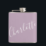 Cantil Roteiro Minimalista Nome Personalizado Lilás Empoe<br><div class="desc">Beba com estilo com nossa Garrafa com Nome em Tipografia de Letra Minimalista em Lilás Empoeirado! Esta garrafa elegante apresenta um design sofisticado com letras cursivas elegantes, perfeito para adicionar um toque pessoal ao seu porta-bebidas. Seja como um presente para um amigo ou um mimo para você mesmo, esta garrafa...</div>