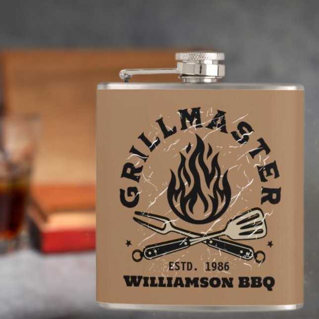 Cantil Rústico GRILLMASTER - Frasco molhado de vinilo (Close up Grill Master graphic flask with a gray background and a tray. )