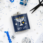 Cantil Sair | Engraçado Hanukkah<br><div class="desc">Se a menorah não é a única coisa a acender-se este ano,  prenda este frasco hilário de Hanukkah a qualquer um que tenda a sobrecarregar-se durante aquelas 8 noites malucas. Design apresenta uma ilustração da menorah acesa rodeada de estrelas,  com "ficar iluminado" por baixo em letras brancas.</div>