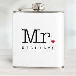 Cantil Sr Máquina de Escrever Vintage Monograma de Casame<br><div class="desc">Uma garrafa clássica Mr com tipografia estilo máquina de escrever antiga com um doce acento de coração vermelho e monograma personalizado do sobrenome em letras espaçadas abaixo. O design branco limpo com tipo preto cria um visual atemporal e retrô para o noivo. Um presente divertido e personalizado para o dia...</div>