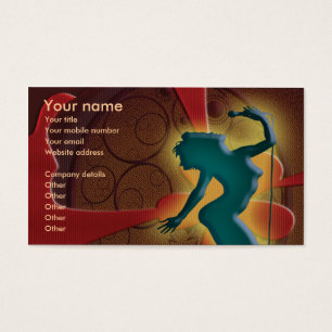 Cantor atuando em holofote noturno